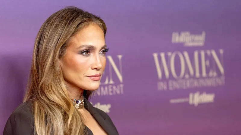 Jennifer Lopez și sora sa au făcut senzație la Paris. Aparițiile celor două au cucerit internetul