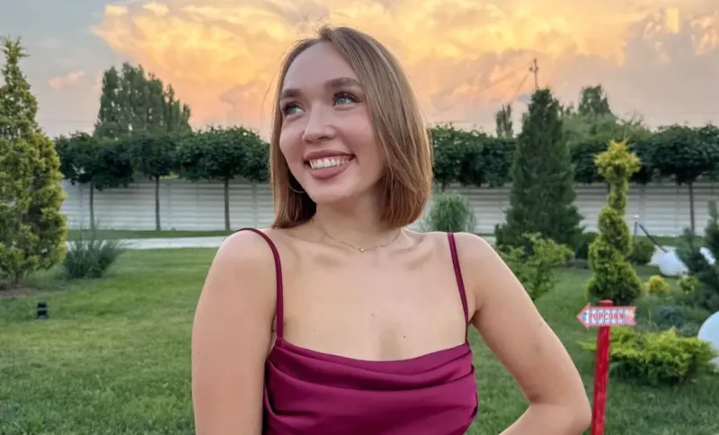 Între un nou „proiect” și un dor nebun. Katy Black, din nou surprinsă în vacanță de admiratorul secret. Ce scrie pe biletul care a dat-o de gol - VIDEO
