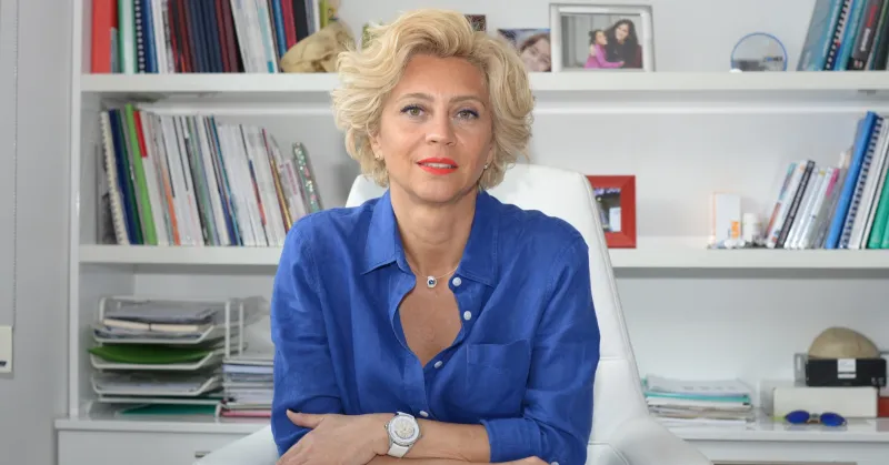 Ai o peliculă albicioasă pe gingii? Ce poate însemna și cum se curăță corect - VIDEO