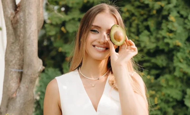 Vrei un prânz bogat în proteine și grăsimi sănătoase? Încearcă salata cu somon și orez rumenit propusă de nutriționista Carolina Costin - VIDEO