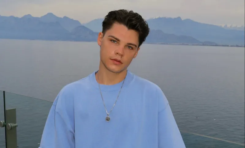Cristian Porcari a readus magia din serialui „Violetta” cu un cover în spaniolă. Reacția fanilor: „M-am simțit copil din nou!” - VIDEO