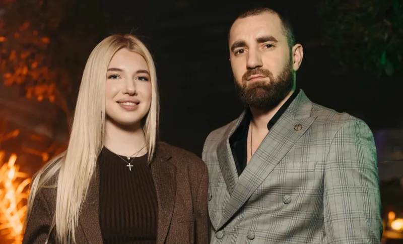 Avocatul Andrei Domenco a renunțat la costumul tradițional de mire. Ce ținută neobișnuită a ales pentru nuntă - FOTO/VIDEO