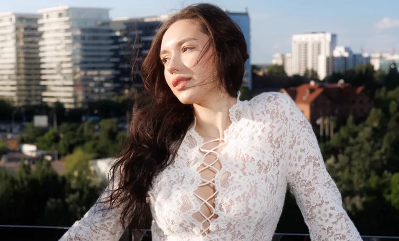 Pudra îți poate compromite machiajul dacă nu o aplici corect. Make-up artista Roxana Sandu explică ce greșeli trebuie să eviți - VIDEO