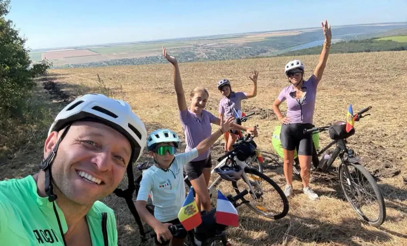 Din Franța, pe biciclete prin Moldova. Un tată originar din Sipoteni și-a dus cei trei copii într-o aventură de neuitat