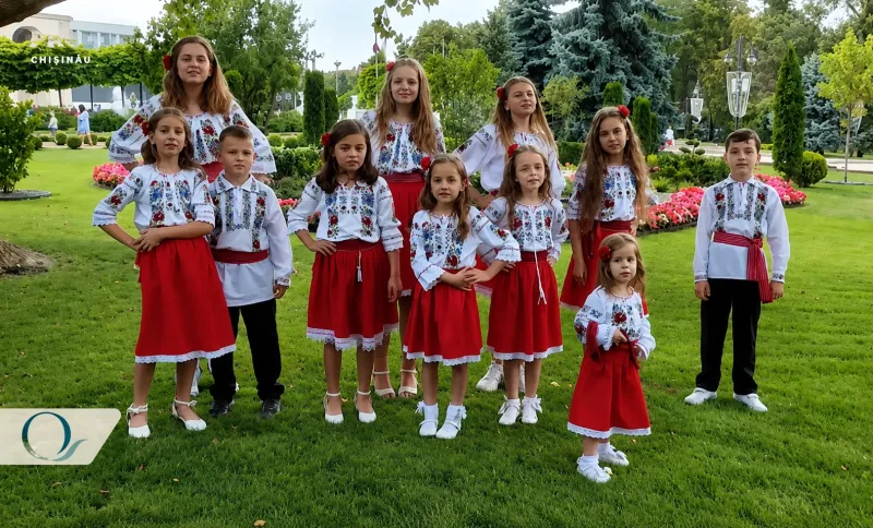 Ansamblul „Mugurașii”, puntea dintre Franța și Moldova. Copiii revin în fiecare vară la bunici și la tradițiile de acasă – VIDEO