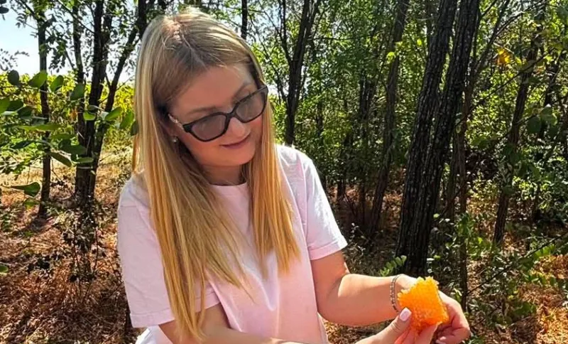Munca din spatele unui borcan de miere. Ecaterina Munteanu, despre apicultură, îngrijirea albinelor și produsele stupului - VIDEO