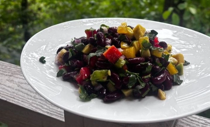 Salată de fasole cu avocado și ardei: rețeta simplă și nutritivă care se prepară în mai puțin de 10 minute - VIDEO