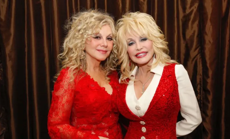 Dolly Parton și-a ascuns diagnosticul de cancer chiar și de unii membri ai familiei. Motivul dezvăluit de sora artistei