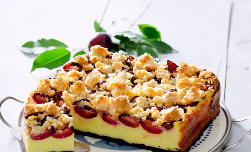 Cheesecake cu prune, cremos la interior și crocant deasupra. Rețeta perfectă pentru toamnă
