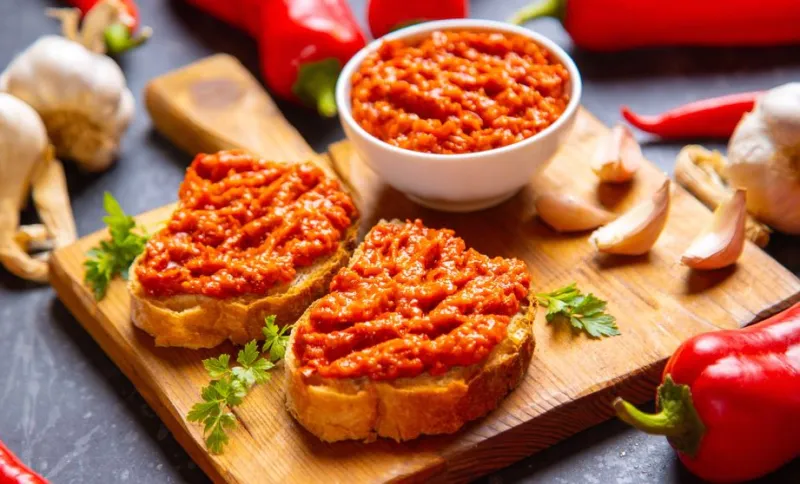 Cum se face ajvar, delicioasa zacuscă sârbească cu mult ardei kapia. Rețeta simplă și aromată
