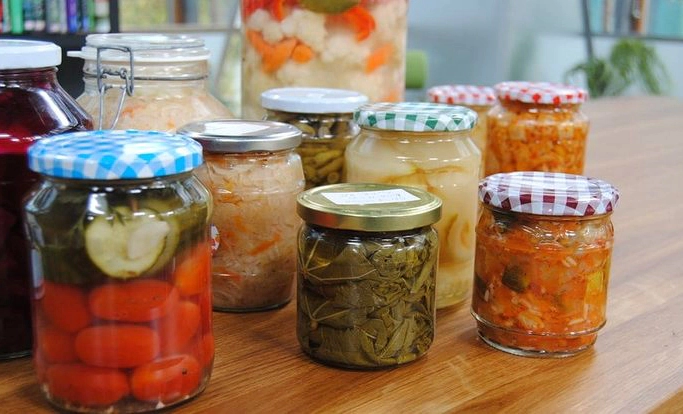 De ce se pune frunza de vișin la murături. Trucul vechi al gospodinelor
