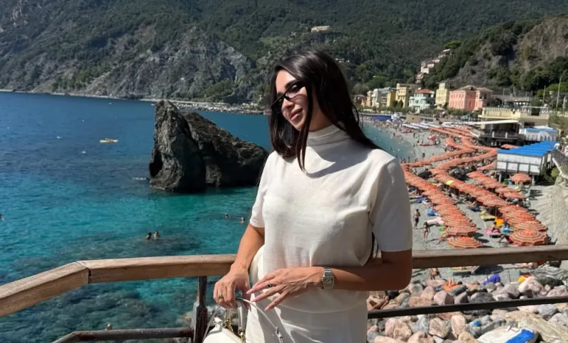 Surpriză pentru Iulia Deliu, de ziua sa! Prezentatoarea a fost felicitată de colegi chiar în timpul filmărilor - VIDEO