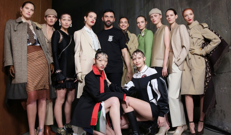 Gafa de proportii pentru Burberry! A lansat un hanorac cu streang. Cum arata controversatul item vestimentar? VIDEO