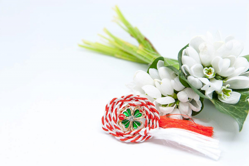 In suflet - primavara, in piept - un martisor! Comerciantii se intrec in imaginatie: "Avem martisoare aromate, in forma de dulciuri sau inghetata" - VIDEO