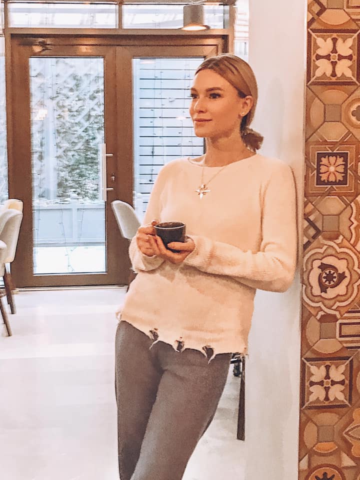 Hainele interpretei Olia Tira s-au vandut ca painea calda. "Articolele sunt  foarte accesibile. E caritate curata!" - VIDEO