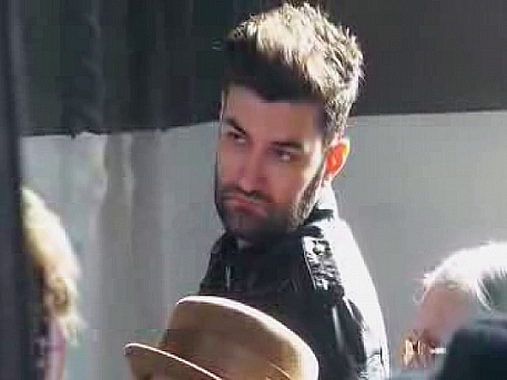 Smiley si-a inmormantat bunica! Interpretul nu s-a dezlipit de sicriu - VIDEO