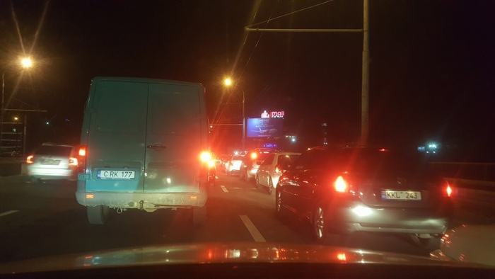 Ambuteiaj infernal langa un centru comercial din capitala. Sute de oameni au luat cu asalt noaptea reducerilor - GALERIE FOTO