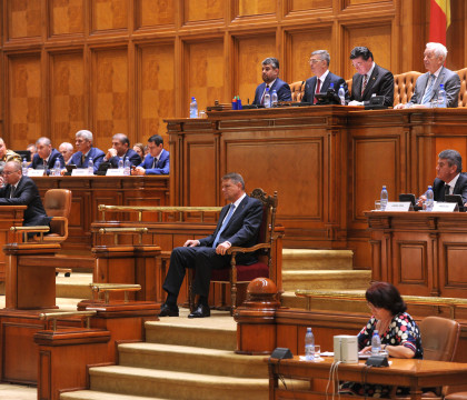Presedintele roman Klaus Iohannis l-a numit pe Oprea premier interimar. Victor Ponta si-a publicat pe Facebook "dovezile" privind starea sa de sanatate