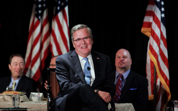 BUSH vs CLINTON. America se poate intoarce in timp cu aproape 24 de ani. Sansele unei premiere istorice la Casa Alba