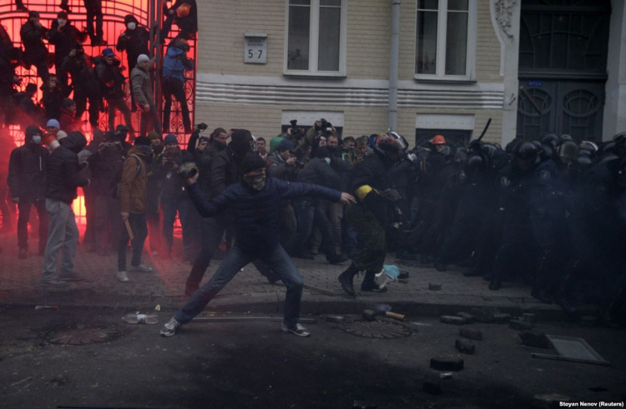 UCRAINA: Confruntari armate in Kramatorsk. Medvedev: Tara, pe marginea RAZBOIULUI CIVIL. "Au preluat controlul. Vor fi lichidati"
