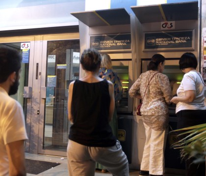 Cozi uriase la bancomatele din Grecia dupa ce Tsipras a anuntat un REFERENDUM. "Poporul trebuie sa decida, dincolo de santaj"