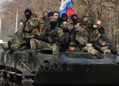 FOTO. Blindate ce arboreaza drapelul rus la Kramatorsk, in estul Ucrainei. Vezi aici