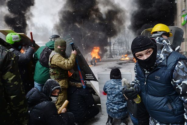 SITUATIA IN UCRAINA: Avion militar ucrainean, atins de proiectile trase de separatisti prorusi. Kiev: "A fost ACT TERORIST"