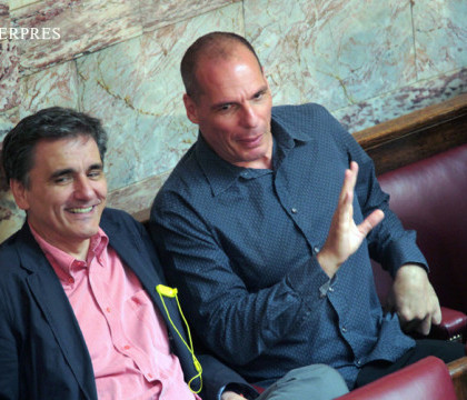Urmasul lui Varoufakis la sefia Finantelor grecesti a ajuns si el vedeta pe net. Cum ar arata semnatura lui Tsakalotos
