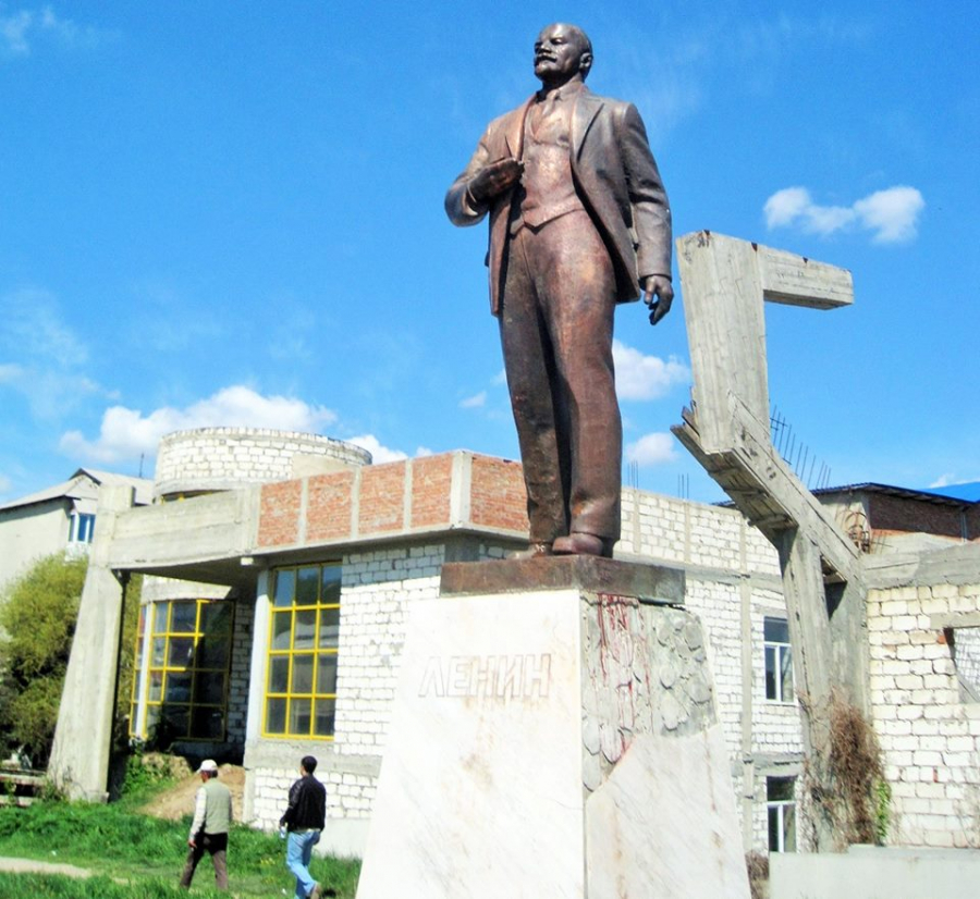 FOTO. Monumentul lui Lenin, dat jos de pe soclu si lustruit. "A primit un dus rece chiar de ziua liderului bolsevic"
