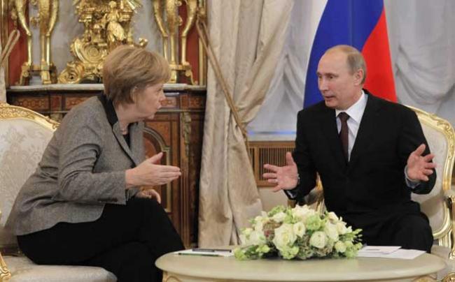 Discutii telefonice: Merkel si Putin au abordat situatia din Ucraina. "Suntem profund inghijorati"