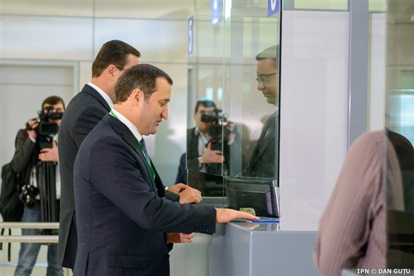 "Un pas practic in apropierea de UE". Cum au comentat liderii coalitiei de guvernare abolirea regimului de vize