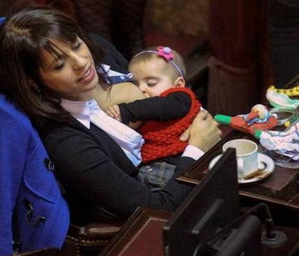 Fotografie virala. O politiciana din Argentina, laudata dupa ce a fost fotografiata in timp ce isi alapta fetita in Parlament