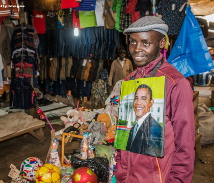 Barack Obama a dansat in stilul "Lipala", in Kenya. Africanii, extrem de incantati: "Imi botez fiul AirForceOne Barack Obama" - VIDEO