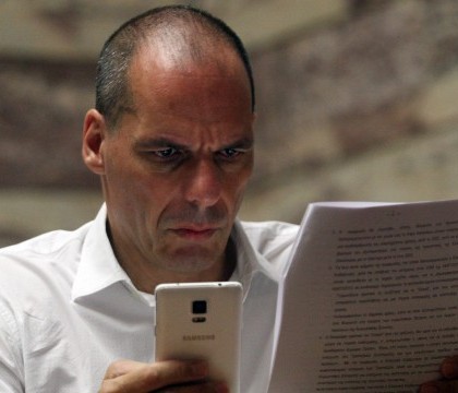 Varoufakis, fostul ministru de finante al Greciei, ar putea fi acuzat oficial de inalta tradare. Se cere anularea imunitatii