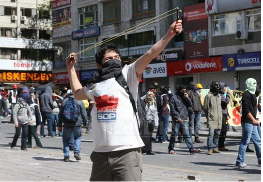 GALERIE FOTO.  Ziua Muncii, intre ciocniri la Istanbul si defilari patriotice la Moscova