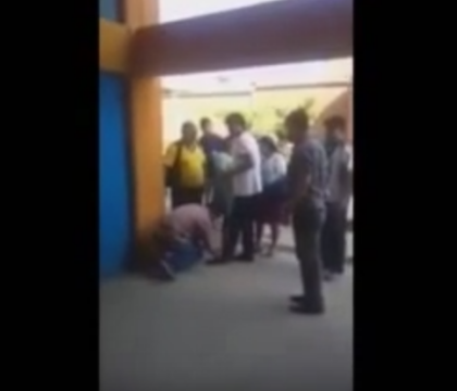 Presedintele Boliviei, filmat in timp ce ii ordona unei garzi de corp sa ii lege sireturile. Imaginile s-au viralizat. VIDEO