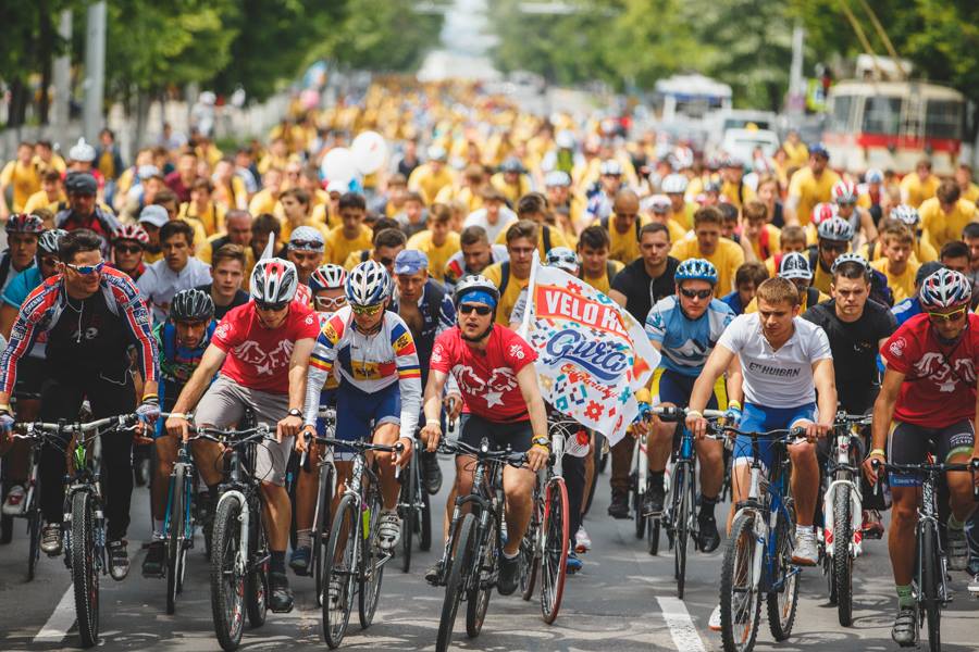 (P) Peste 10 mii de biciclisti au participat la Velohora organizata de apa minerala Gura Cainarului