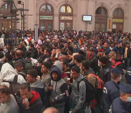 Noi incidente intre imigranti si politie, in Ungaria si Grecia. Danemarca a suspendat legaturile feroviare cu Germania