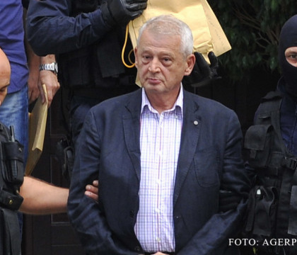 Sorin Oprescu, scos din spatele gratiilor pentru a asista la perchezitii. Procurorii spera sa gaseasca noi probe impotriva sa