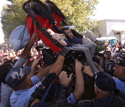 Refugiatii n-au mai rezistat si au fortat trecerea de la granita dupa ce Croatia a anuntat ca nu mai poate primi imigranti - VIDEO/FOTO