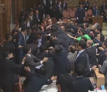 Bataie in Parlamentul Japoniei, in timpul unei dezbateri pentru modificarea Constitutiei. VIDEO