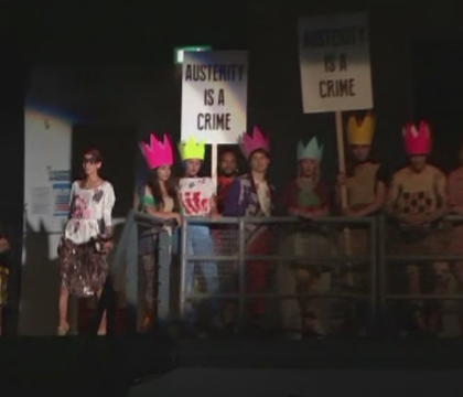 Vivienne Westwood a declarat razboi politicienilor. Protestul organizat de creatoare la Saptamana Modei de la Londra - VIDEO