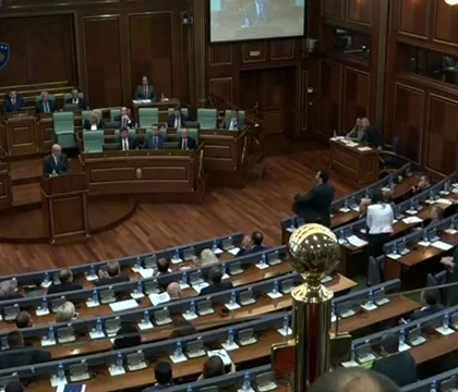 Premierul din Kosovo, bombardat cu oua in timpul unui discurs. Motivul pentru care parlamentarii s-au razbunat pe el