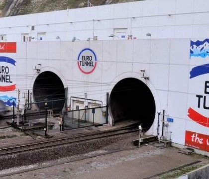 Traficul in tunelul de sub Canalul Manecii, intrerupt, dupa intrarea unui grup mare de imigranti. "Au fortat gardul"