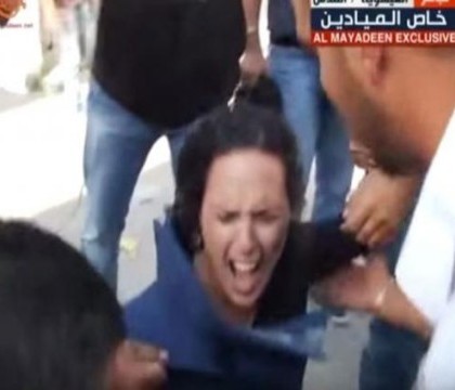 Momentul in care o jurnalista este lovita in fata de o grenada, la Ierusalim. Cum a aparut in fata camerelor dupa cateva ore