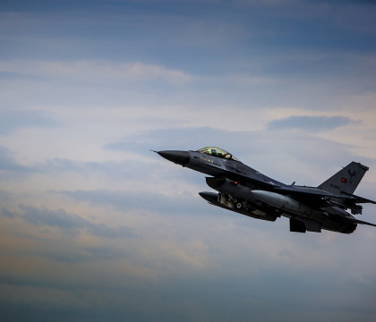 Avioane rusesti au lovit o baza a rebelilor antrenati de SUA. Cum ii ajuta indirect atacurile pe jihadistii Statului Islamic