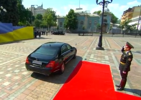VIDEO-ul care face inconjurul lumii. Ce nu ai vazut de la ceremonia de investire a lui Porosenko