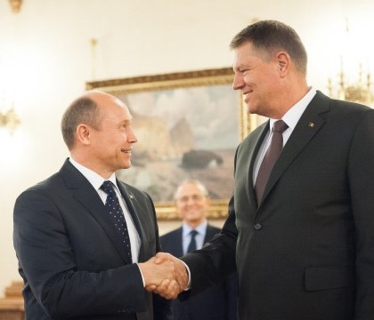 Klaus Iohannis cere Moldovei sa-si pastreze orientarea pro-europeana. "Urmaresc cu atentie si preocupare situatia"