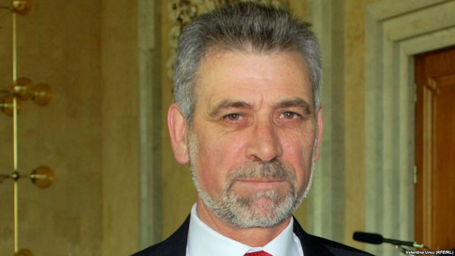 "Parc-am prezis, zicand mai an. Ca Mark, Petrenco si Muntean...". Ce poezii compune Deliu in Parlament