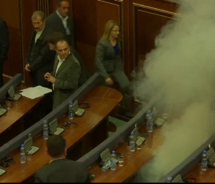 Proteste in parlamentul din Kosovo. Motivul pentru care reprezentantii opozitiei l-au bombardat cu oua pe primul ministru